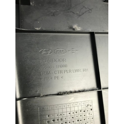 Накладка центральной стойки правая Kia Ceed 5-дв. 2006-2012 858461H000